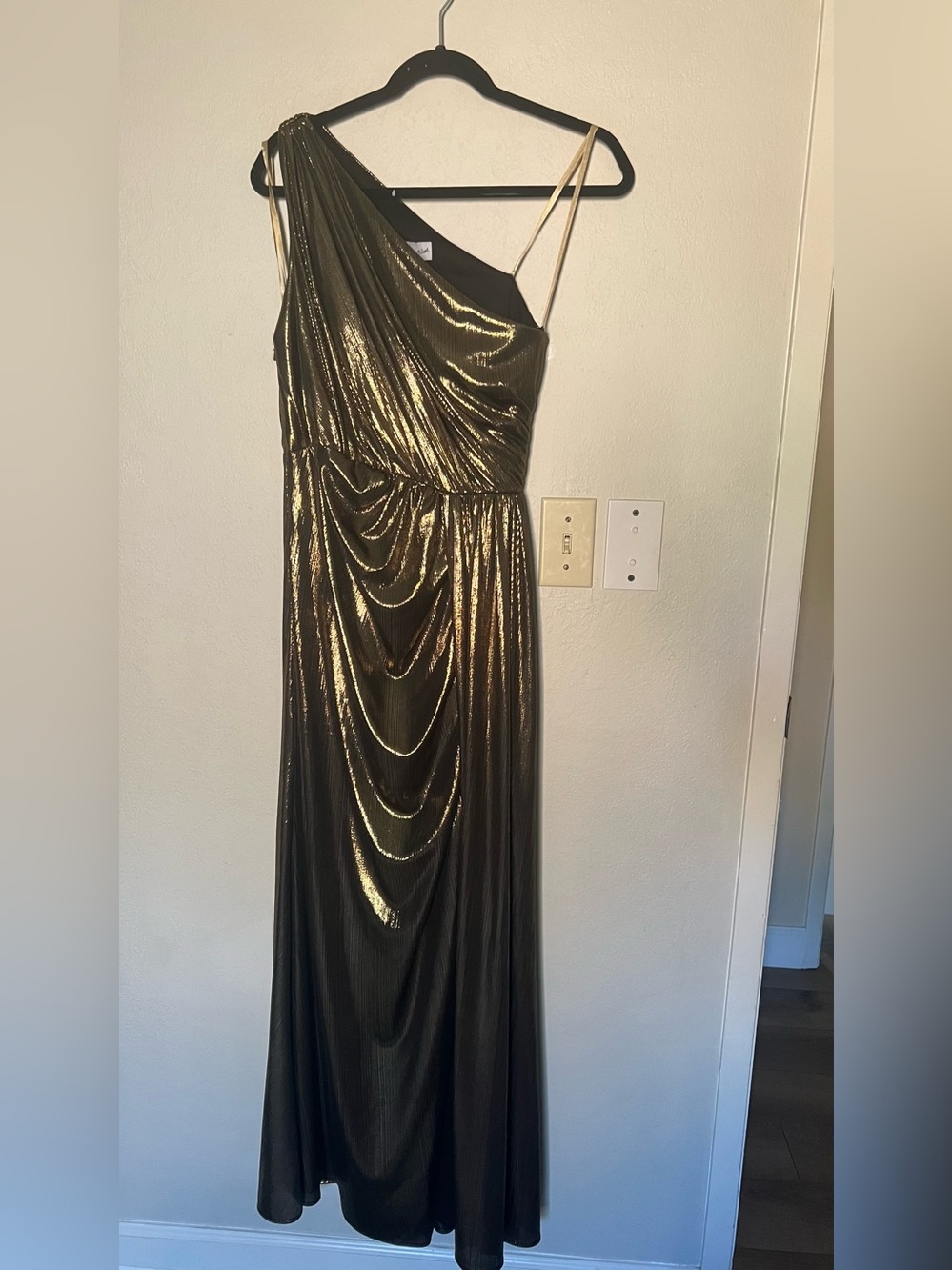 IEENA for Mac Duggal Womens Size 6 Gold Metallic One Shoulder Pleated Gown Dress